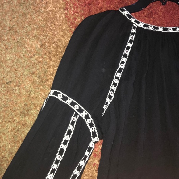 Black long sleeve blouse w/ white design - Picture 3 of 5